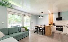 W Sam Las by Klif Ustka - Apartament na Parterze z Tarasem, Widokiem na Las i Parkingiem